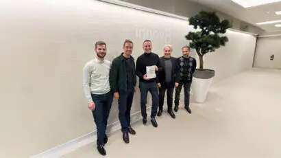 innov8 Connect Platinum Partner Nothing France 2025 récompense | équipe innov8 Connect et produit Nothing