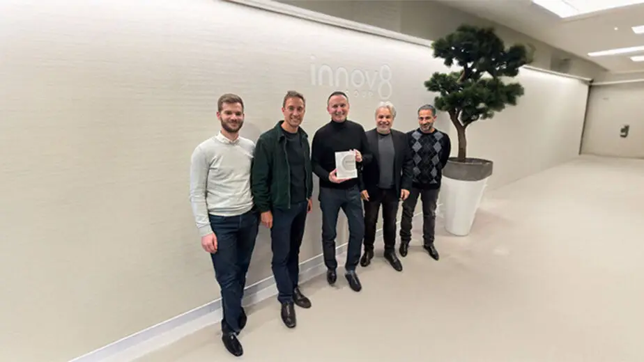 innov8 Connect Platinum Partner Nothing France 2025 récompense | équipe innov8 Connect et produit Nothing