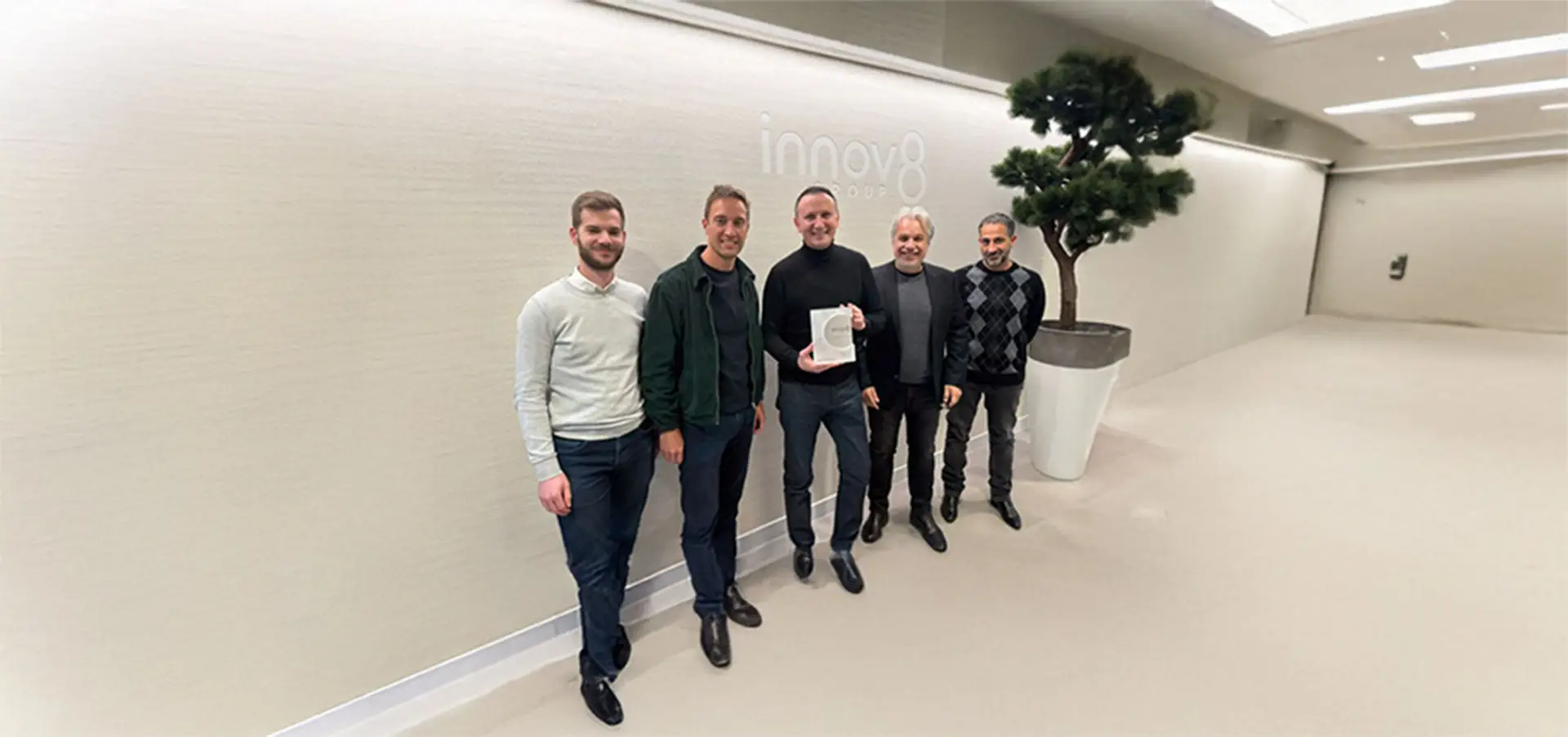 innov8 Connect Platinum Partner Nothing France 2025 récompense | équipe innov8 Connect et produit Nothing